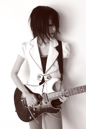 Haruka ist eine japanische Singer-Songwriterin, die vor allem für ihr Lied 