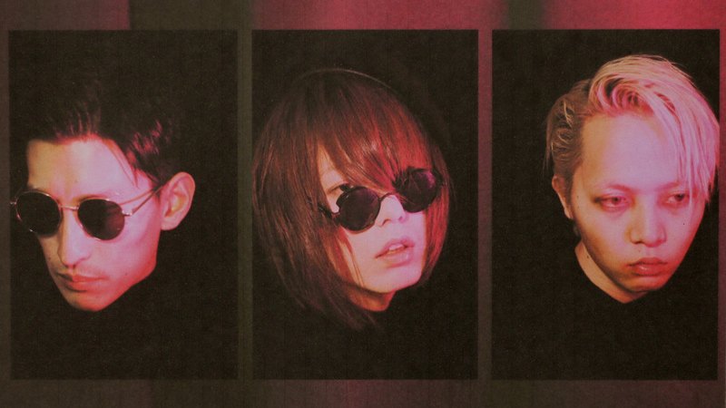 PLASTICZOOMS ist ein japanisches Trio und begeistert mit Post-Punk- und New Wave-Musik.